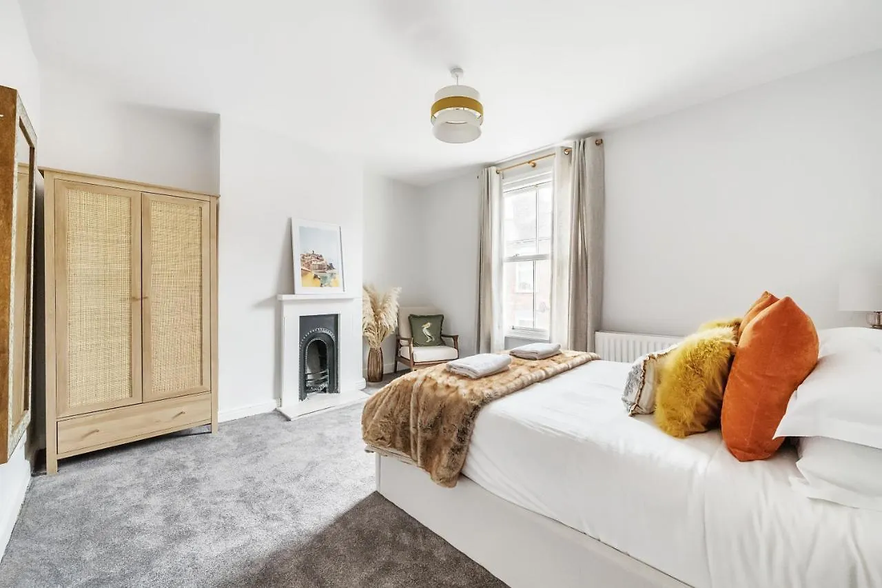 Dom wakacyjny The Little Domus - Modern York Home With Hot Tub